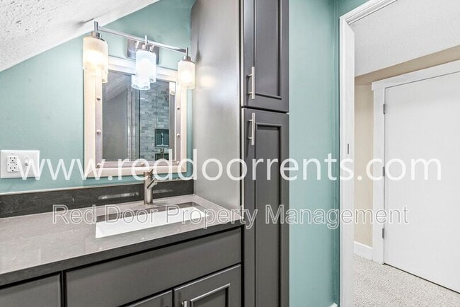 Building Photo - 2028 Hoyt Ave