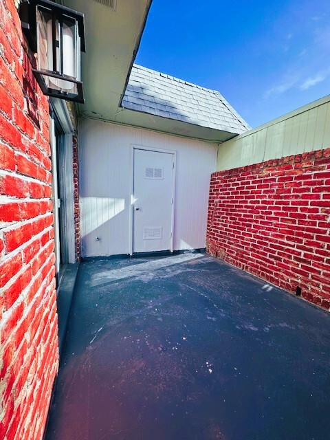 Building Photo - 6713 Escondido Dr