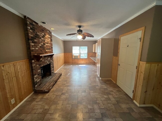Building Photo - Spacious 3 Bedroom Ranch
