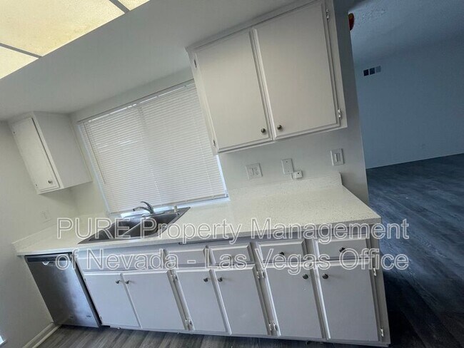 Building Photo - 1405 E Vegas Valley Dr