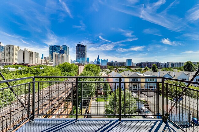 Building Photo - 317 W Evergreen Ave