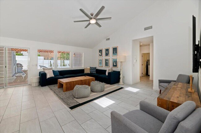 Building Photo - 53245 Avenida Martinez