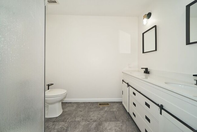Building Photo - Spacious 3 Bedroom with Finished Basement ...