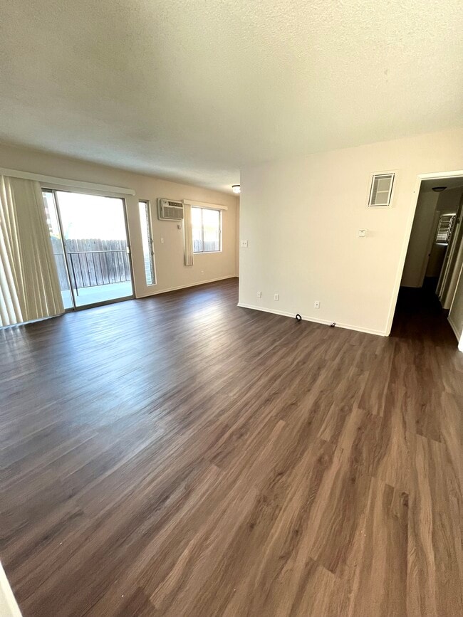 Living Room, balcony - 406 Veteran Ave