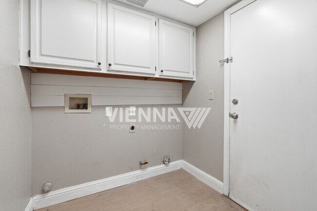 Building Photo - 2212 Thurton Dr