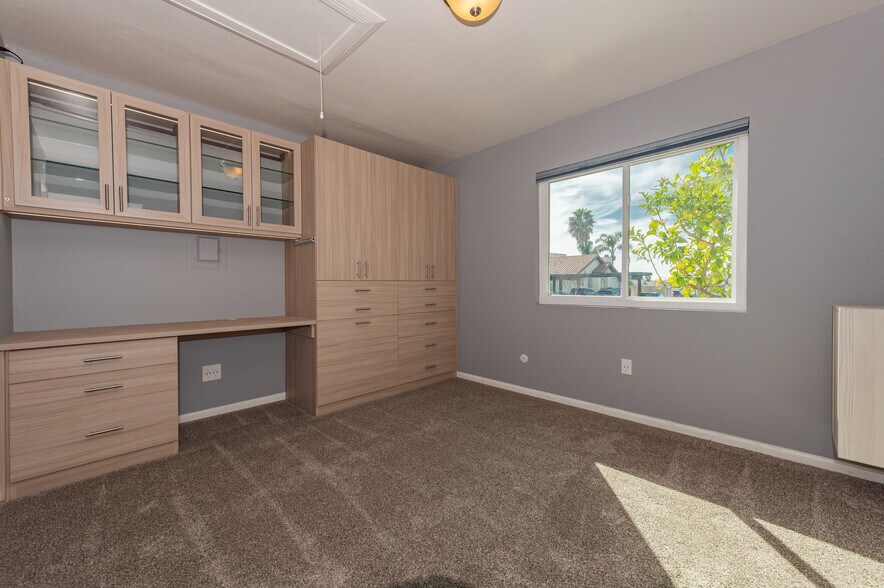 2nd Bedroom Wardrobe - 10913 Draco Rd