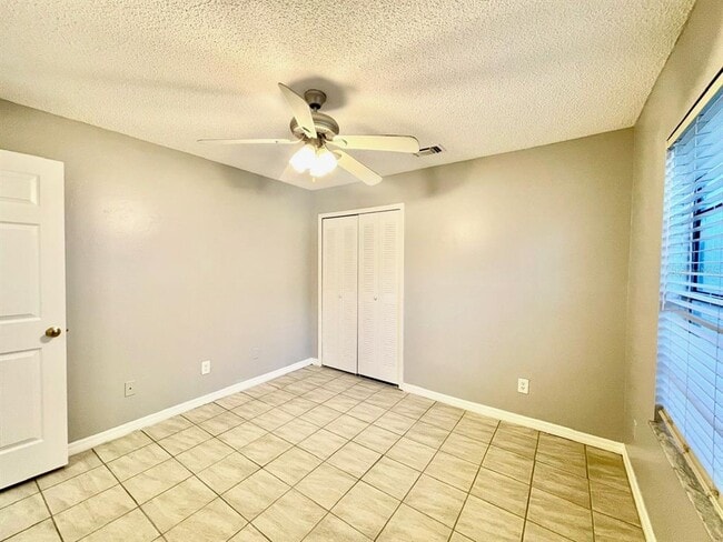 Building Photo - 10026 Chesham Dr