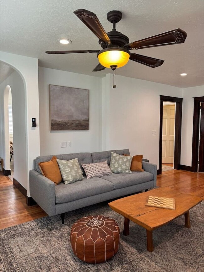 Building Photo - 3076 Melbourne St