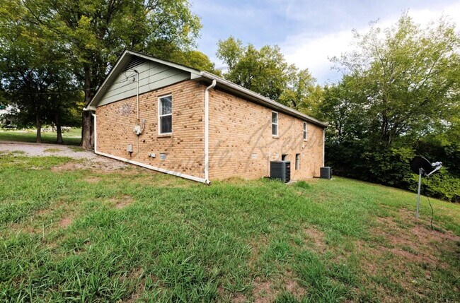 Building Photo - Two Bedroom Updated Ranch Duplex in North ...