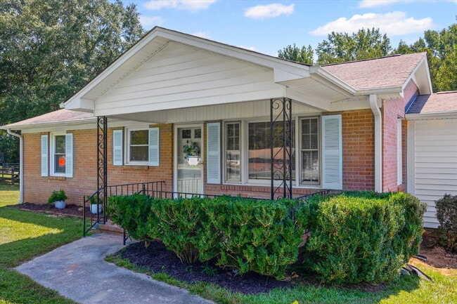 Building Photo - 3 Bedroom / 2 Bathroom Home on .78 Acres