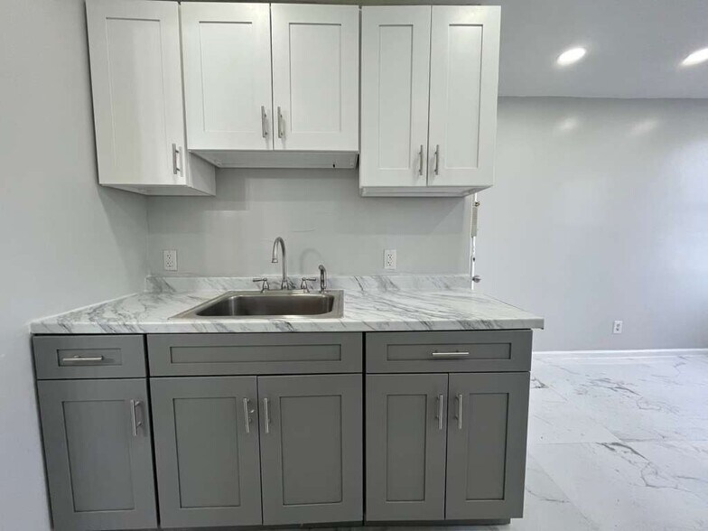 Building Photo - 677 Kennedy Blvd