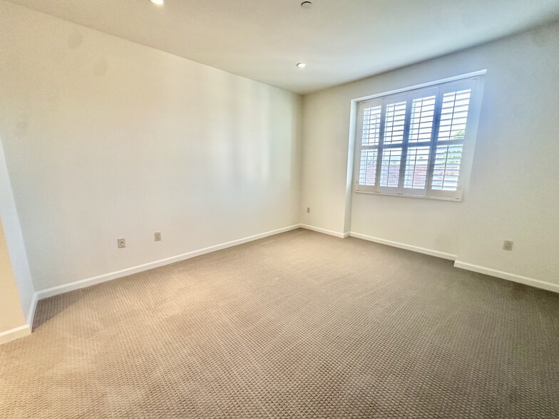 Building Photo - 1625 Granville Ave