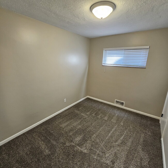 Building Photo - 3 Bedroom, 1.5 Bath Brick Ranch with Attac...