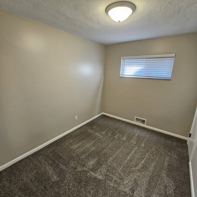 Building Photo - 3 Bedroom, 1.5 Bath Brick Ranch with Attached 2.5 Car Garage. Huge Great Room and Living Room. Bi...