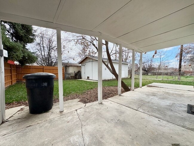 Building Photo - 330-332 S 1080 E