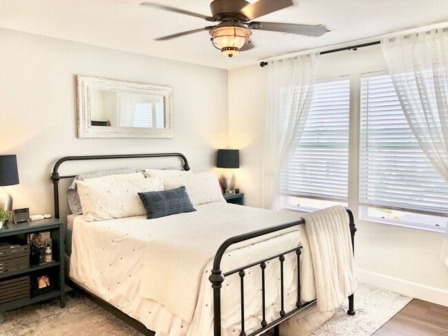 Building Photo - Beautifully Upgraded & Appointed End Condo...