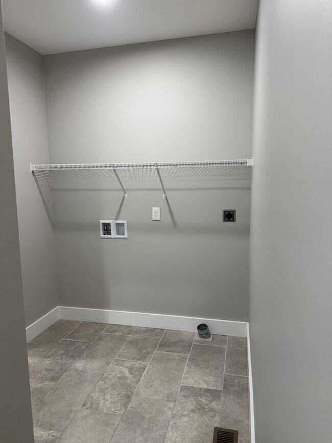 Building Photo - Spacious & Convenient!