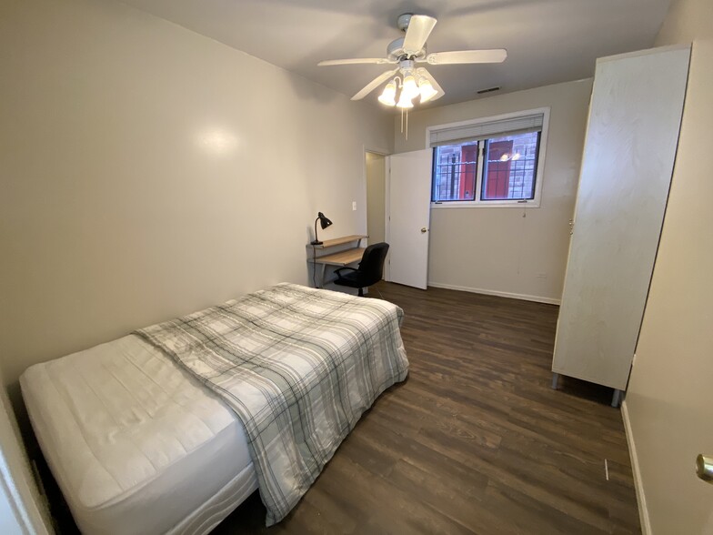 Middle Bedroom - 2 - 2442 W Fillmore St