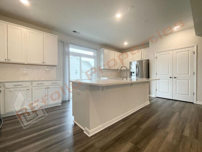 Building Photo - Charming 3 Story 4 Bedrooms with 1st Floor Guest Suite Townhome @ Smith Farm, Apex, Available Now!