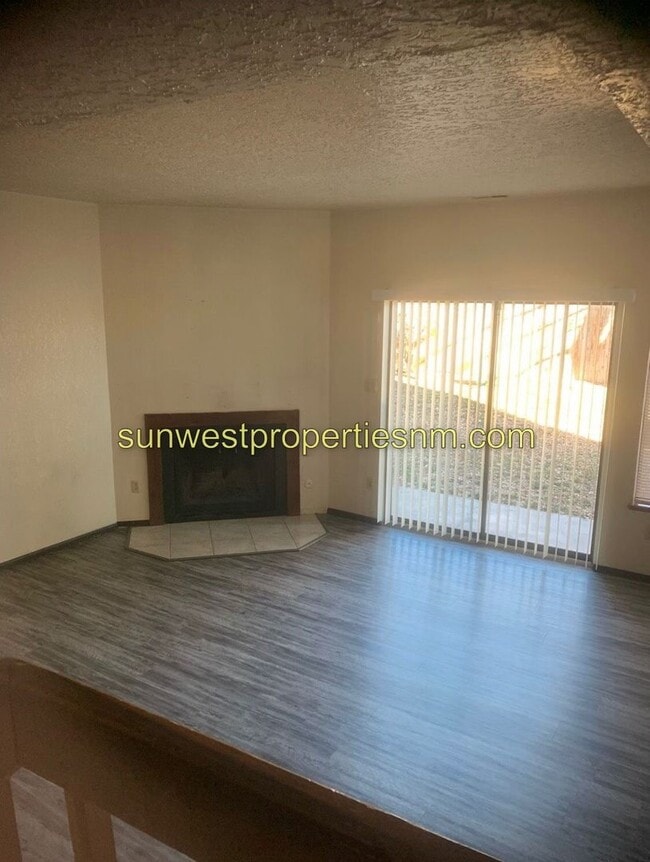 Building Photo - 3 Bedroom, 2.5 Bath 2 Story Condo