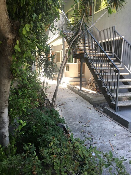 Building Photo - 426 S Barrington Ave