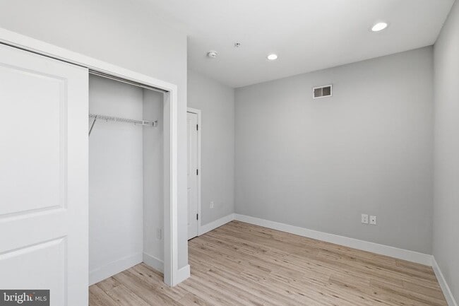 Building Photo - 1448 N Myrtlewood St