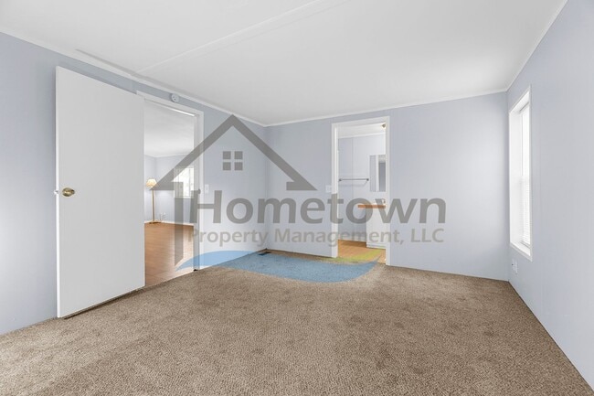 Building Photo - 3 Bedroom 2 Bathroom Home with Off-Street ...