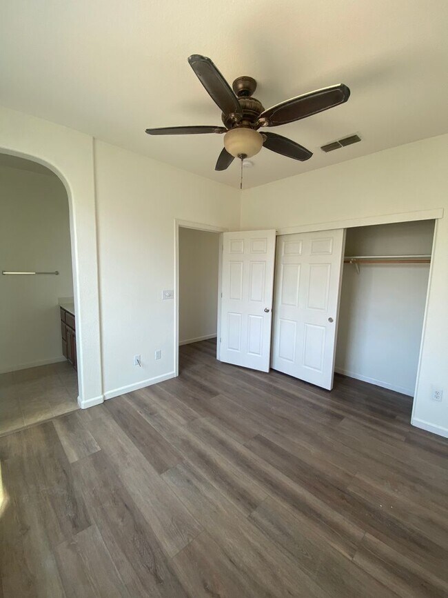 Building Photo - AVAILABLE NOW! Beautiful 3 bedroom 2 Bath ...