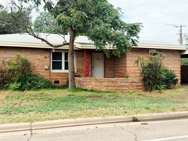 Building Photo - Adorable, Unique, and Roomy 3/2 Close to Tech! Move in Special Half off First Month!