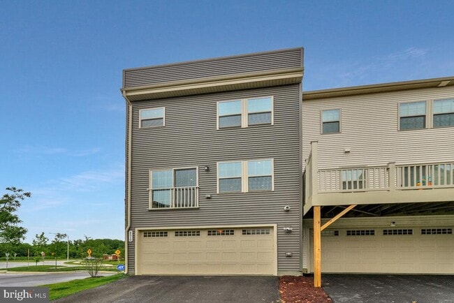 Building Photo - 8010 Robinson Mnr Rd