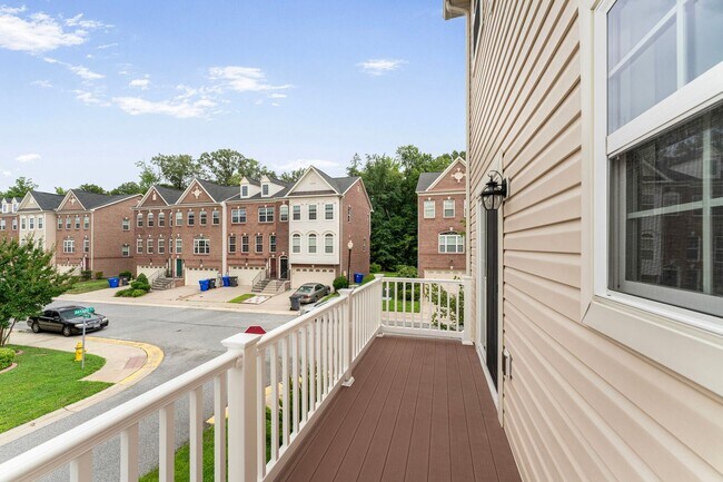Building Photo - Spacious 3-Level END UNIT Townhome