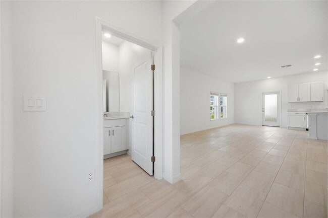 Building Photo - 10848 Fanning Spgs Ln