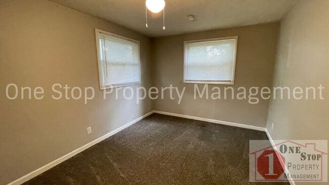 Building Photo - Split level 3 bedroom, 1.5 bathroom, and 1...