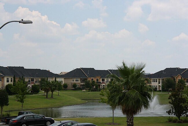 Building Photo - 2046 Palm Forest Ln