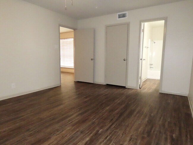 Building Photo - Remodeled in 2024! Gorgeous 3 Bdrm., 2 Bath Duplex in Whitehouse ISD!