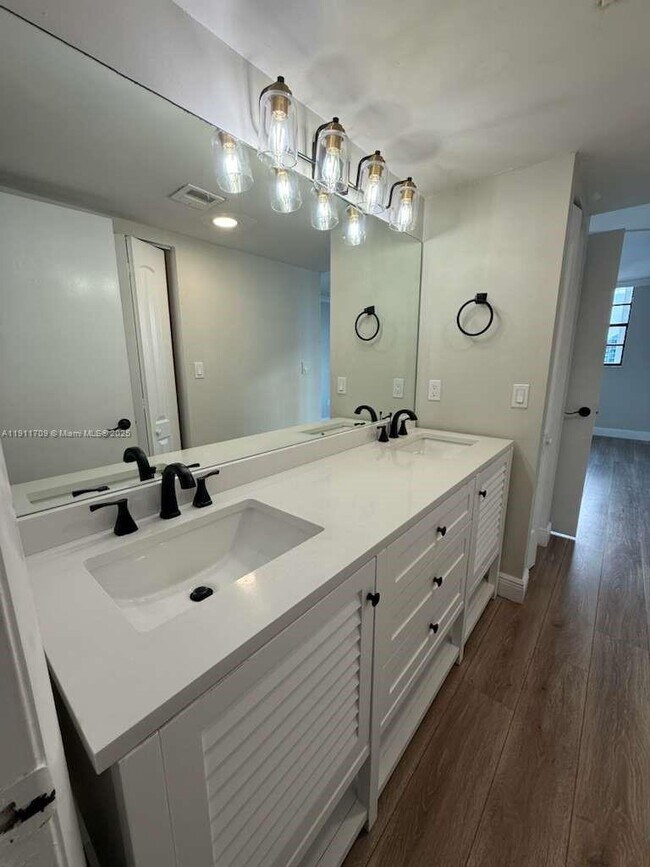 Building Photo - 6820 Indian Creek Dr