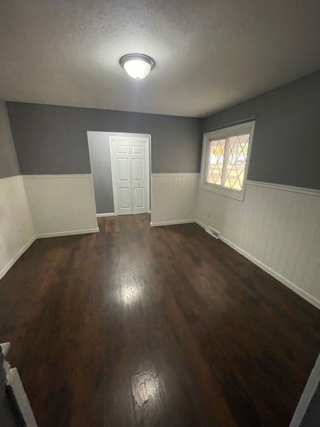 Building Photo - Adorable 3BR 2.5BA Home w/ Sun Room • 2 Car Garage  • Private Yard in Avon Lake