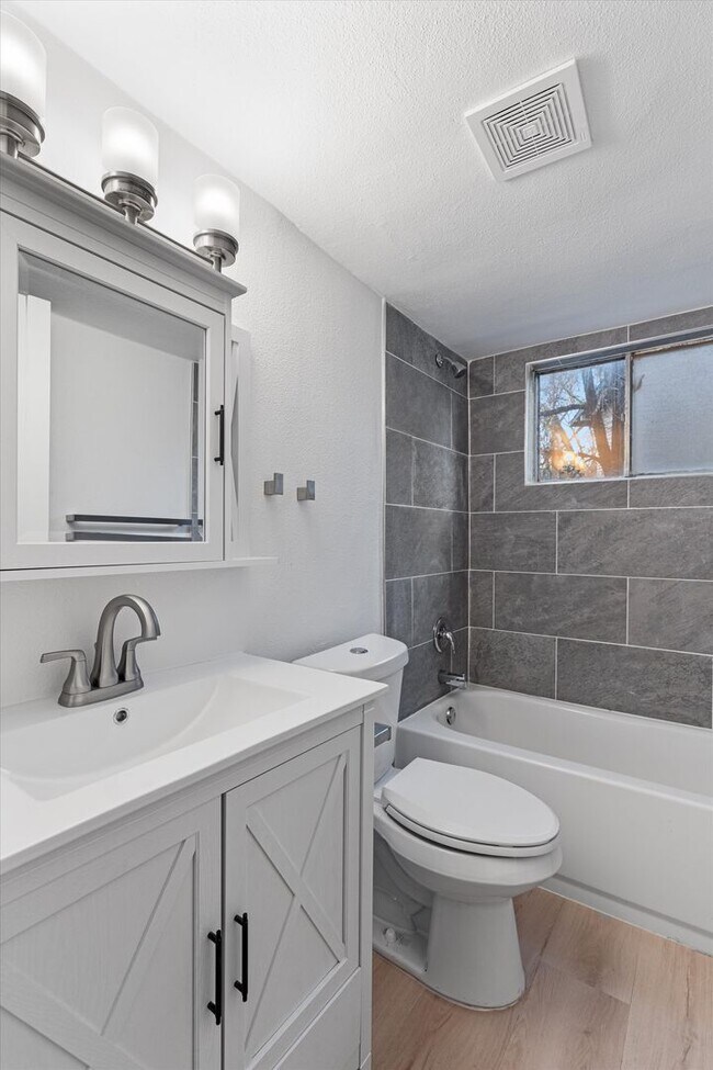 Building Photo - Newly Renovated 2/1 Apartment in East Austin