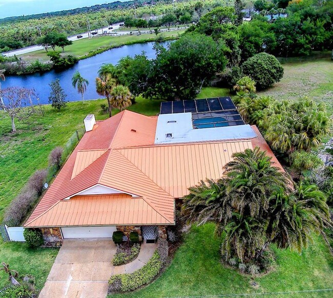 Building Photo - 465 SE Naranja Ave