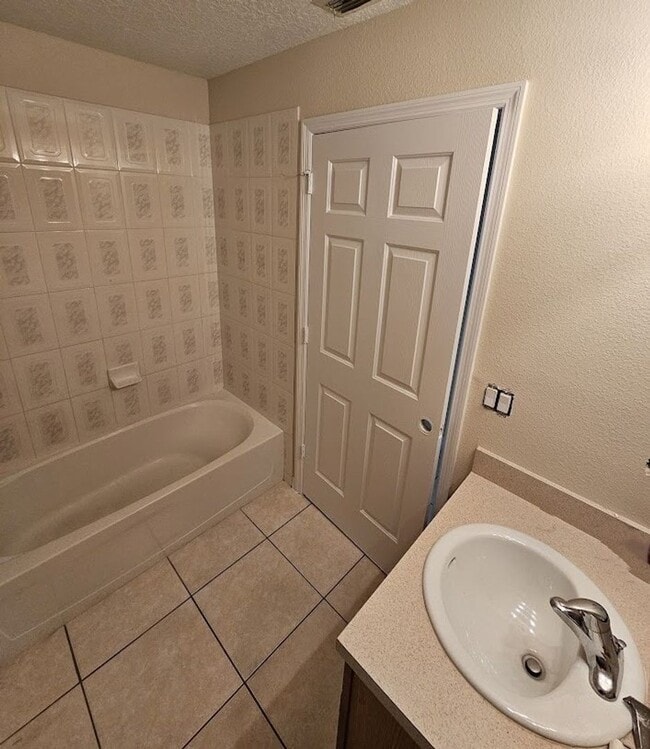 Building Photo - Albatross Dr-539