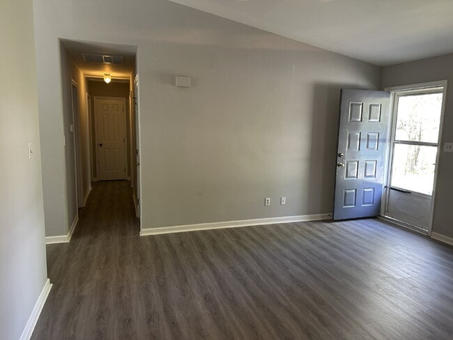 Building Photo - Charming 3-Bedroom 2-Bathroom Haven with F...
