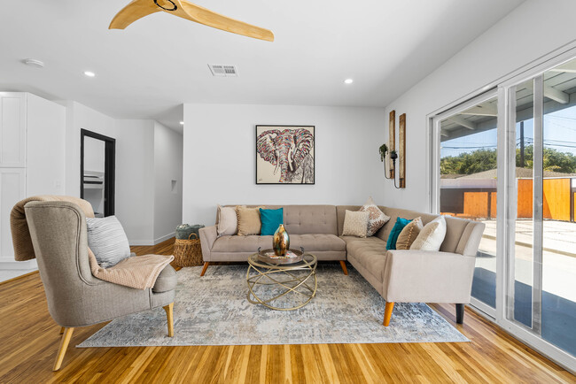 Building Photo - 401 Rancho Dr