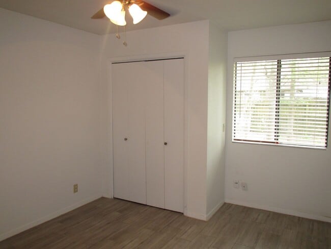 Building Photo - Adorable 2bedroom/1 bath Duplex on Wooded Lot
