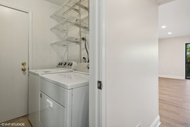 Building Photo - 224 W Ct of Shorewood