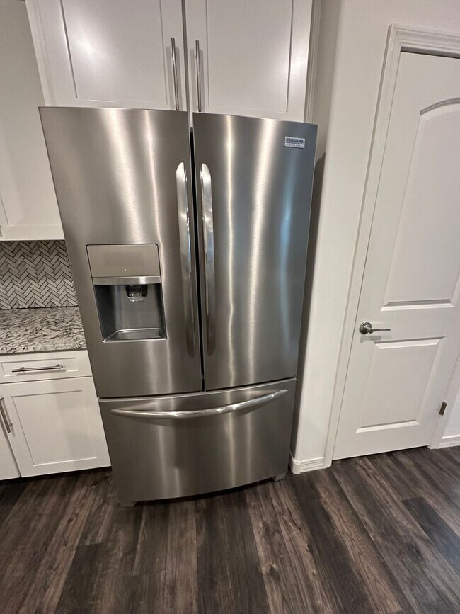 Building Photo - 3 BEDROOM HOME IN DESERT OASIS IN SURPRISE