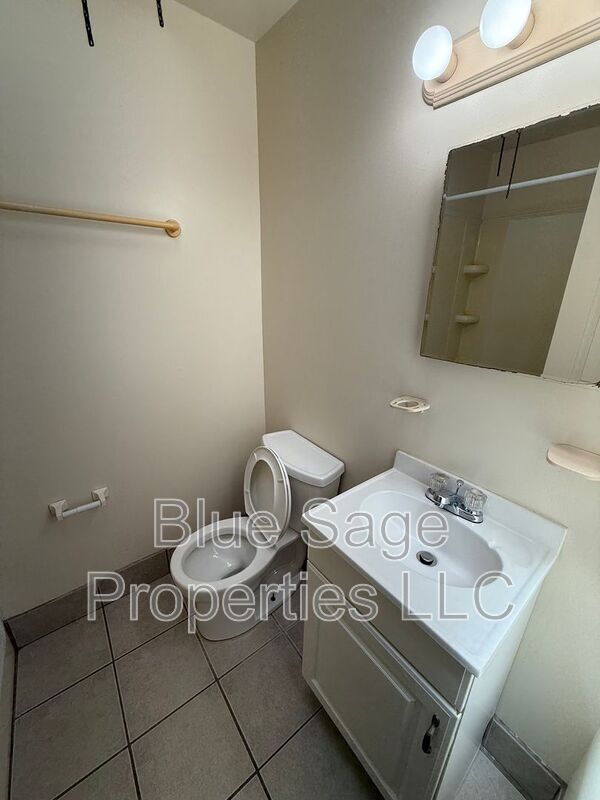 Building Photo - 1427 Simpson St