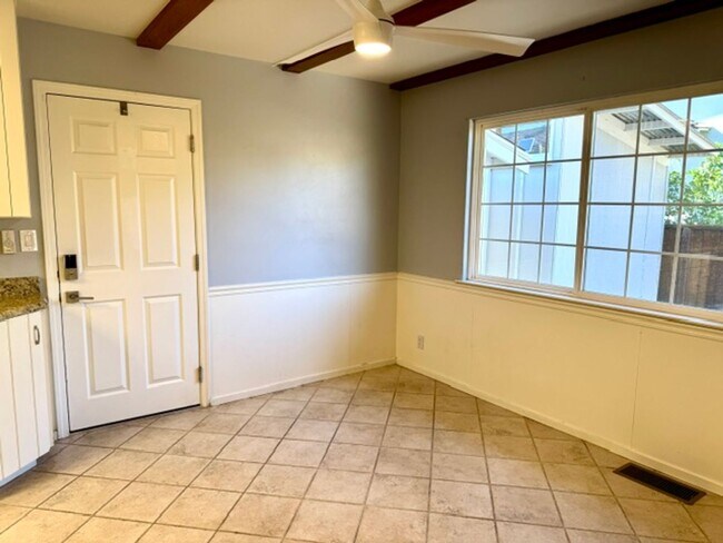 Building Photo - Beautiful 3 bedroom, 2 bath single level home in the Woodlands-Walnut Creek