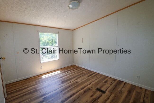 Building Photo - Large Home