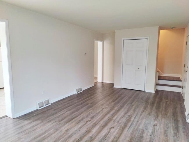 Building Photo - 478 Robbe Ave