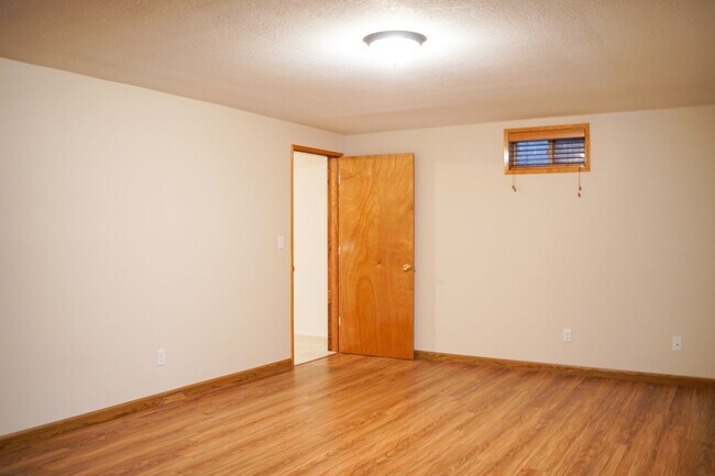 Building Photo - Close-in SE: Nicely Renovated Mid-Century 3-Bed w/Full Basement!